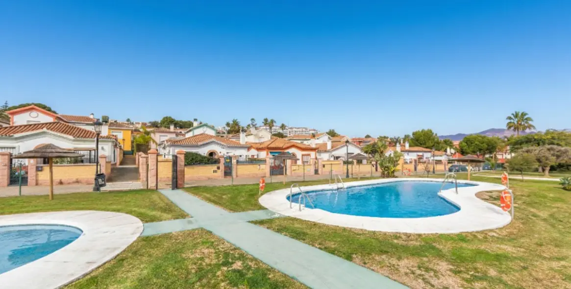Sale of detached villa in La Duquesa 33