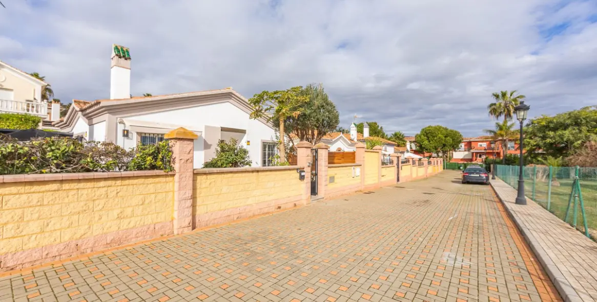 Sale of detached villa in La Duquesa 34