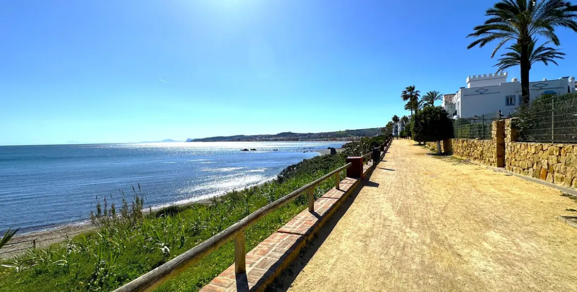 Sale of detached villa in La Duquesa 36