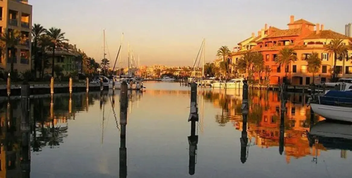 Sale of detached villa in La Duquesa 37