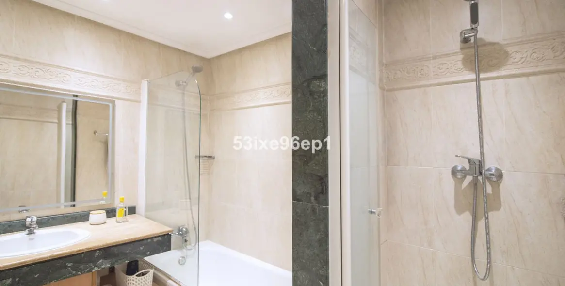 Sale of middle floor apartment in Selwo 24