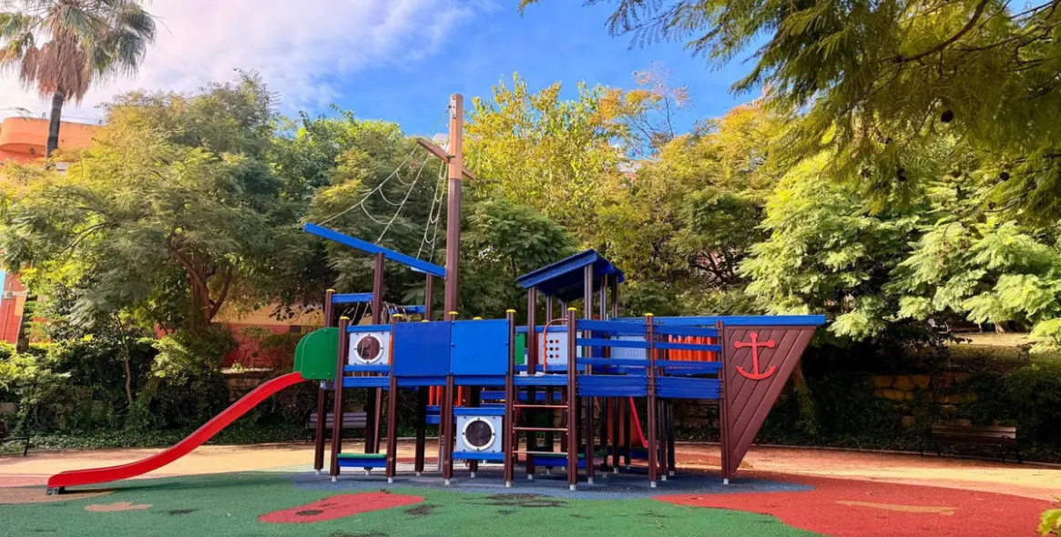 Sale of middle floor apartment in Estepona 36