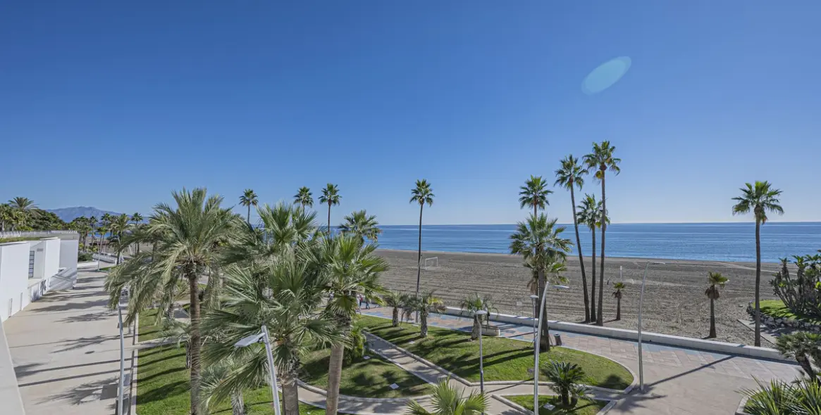 Sale of middle floor apartment in Estepona 37