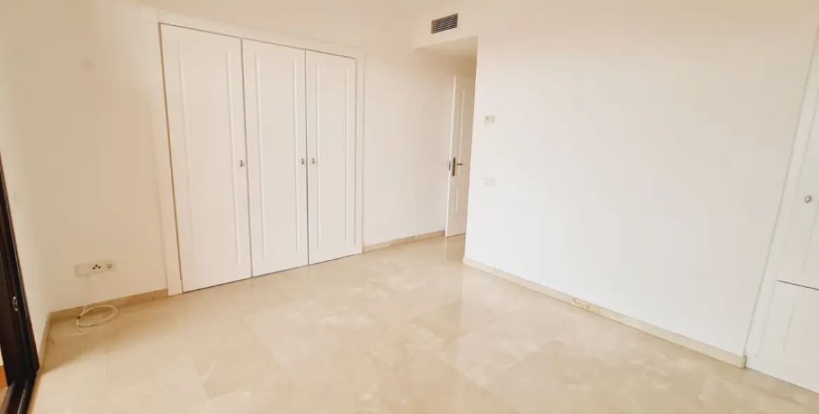 Venta de ático dúplex en Calahonda 11