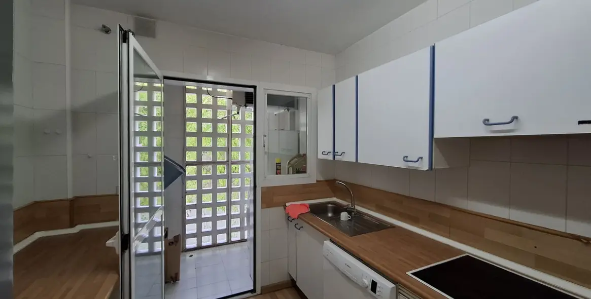 Sale of ground floor apartment in Río Real 8