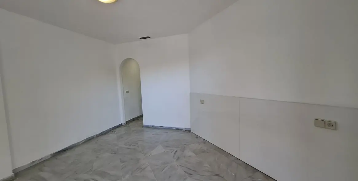 Sale of ground floor apartment in Río Real 9