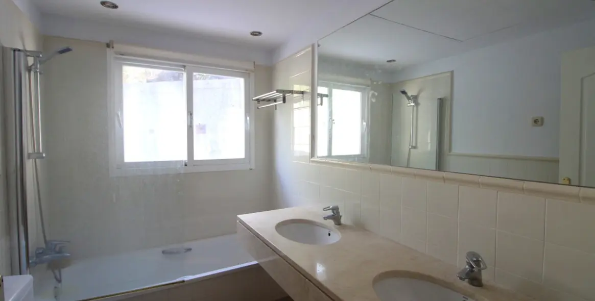 Sale of semi-detached house in Istán 15