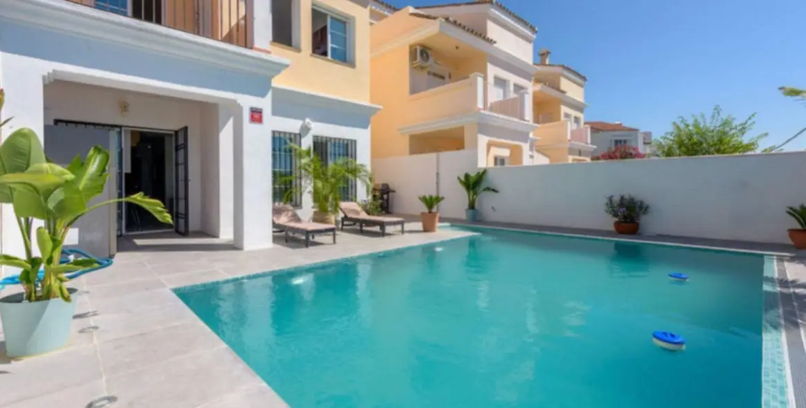 Sale of detached villa in New Golden Mile 1