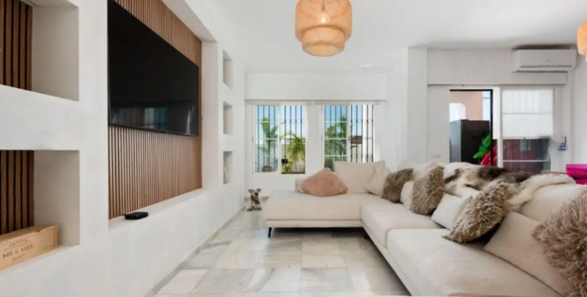 Sale of detached villa in New Golden Mile 2