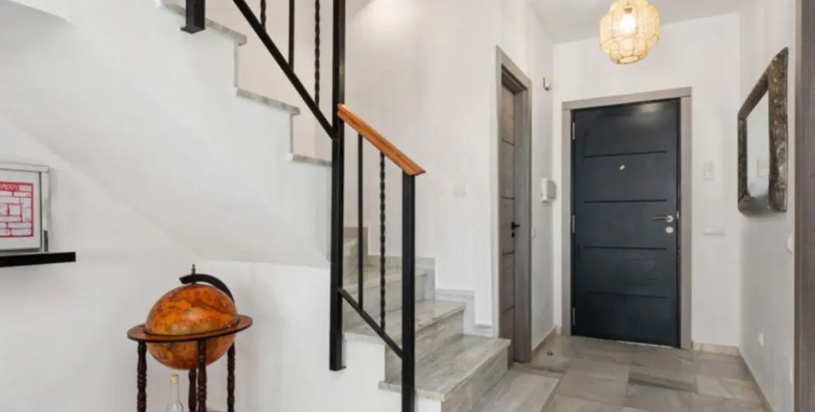 Sale of detached villa in New Golden Mile 6