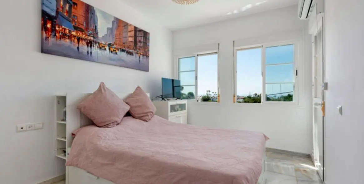 Sale of detached villa in New Golden Mile 9