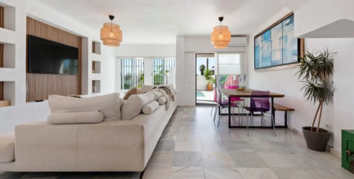 Sale of detached villa in New Golden Mile 10