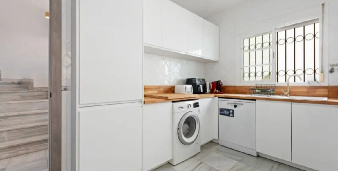 Sale of detached villa in New Golden Mile 11