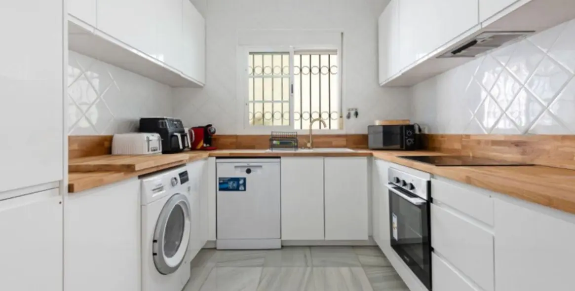 Sale of detached villa in New Golden Mile 15