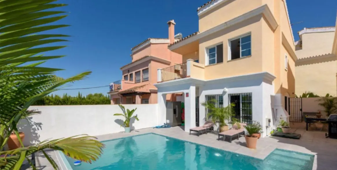 Sale of detached villa in New Golden Mile 18