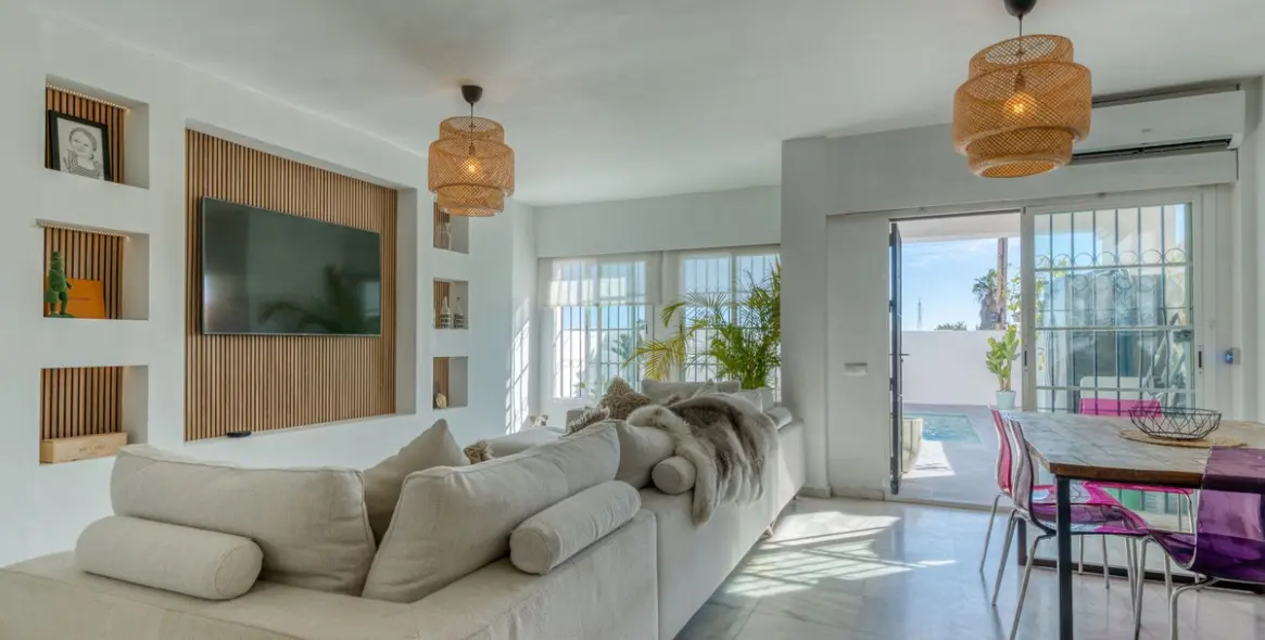 Sale of detached villa in New Golden Mile 20