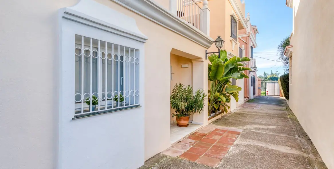 Продажа  отдельно стоящей виллы в New Golden Mile 27