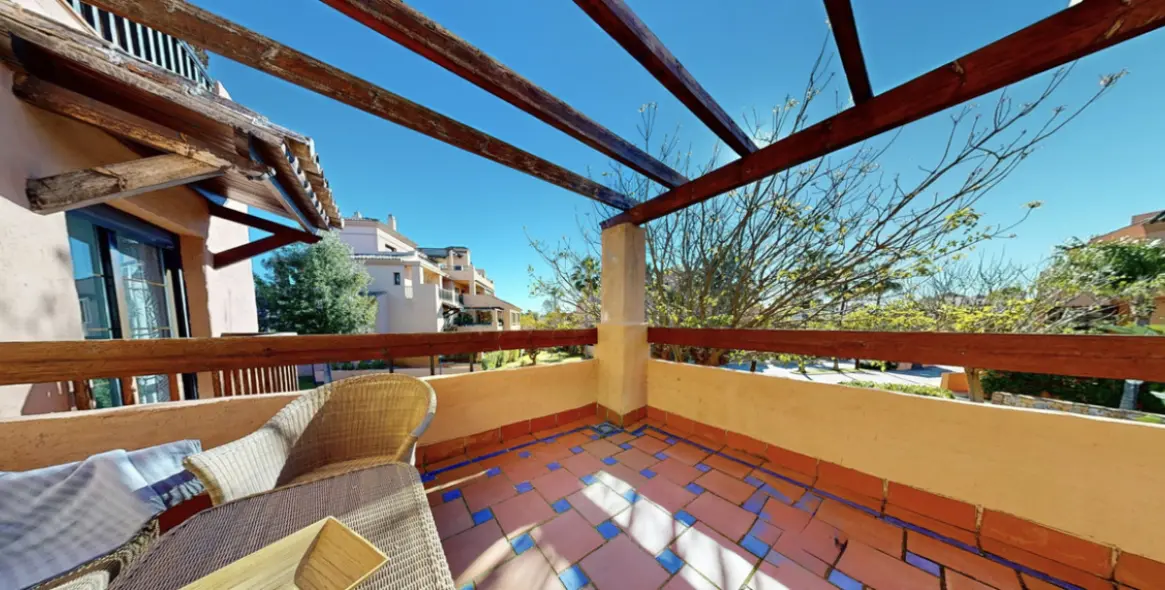 Venta de apartamento en planta media en Hacienda del Sol 2