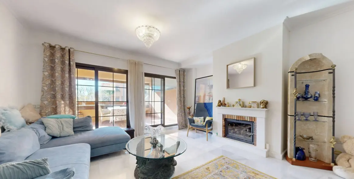Venta de apartamento en planta media en Hacienda del Sol 3