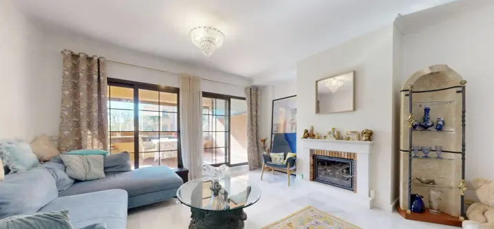 Venta de apartamento en planta media en Hacienda del Sol 2