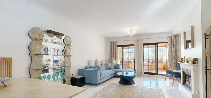 Venta de apartamento en planta media en Hacienda del Sol 3