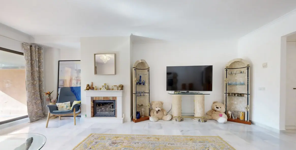 Venta de apartamento en planta media en Hacienda del Sol 5