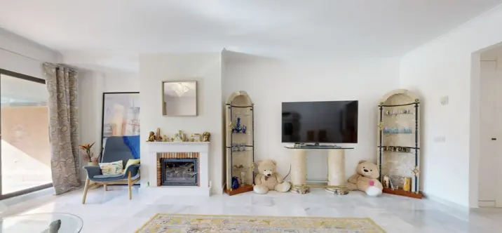 Venta de apartamento en planta media en Hacienda del Sol 4