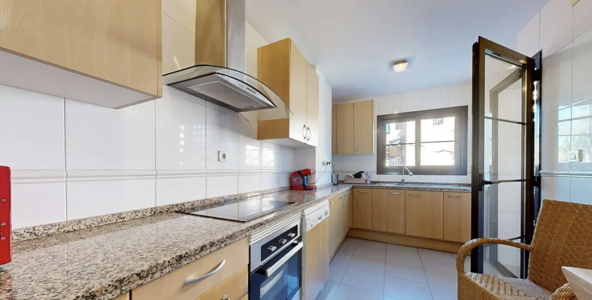 Venta de apartamento en planta media en Hacienda del Sol 9