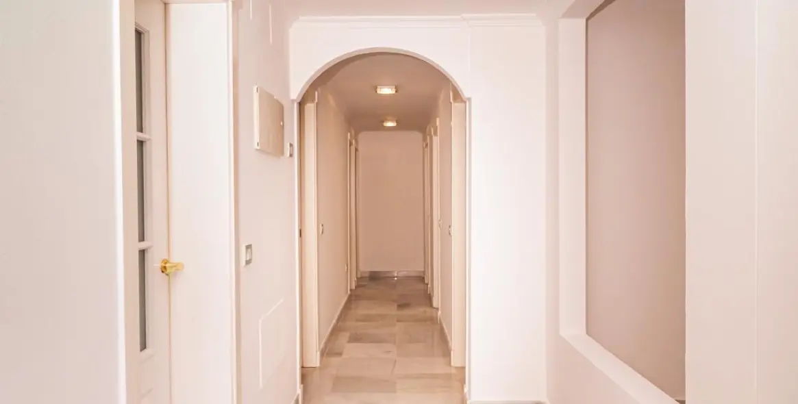 Venta de apartamento en planta media en Hacienda del Sol 12