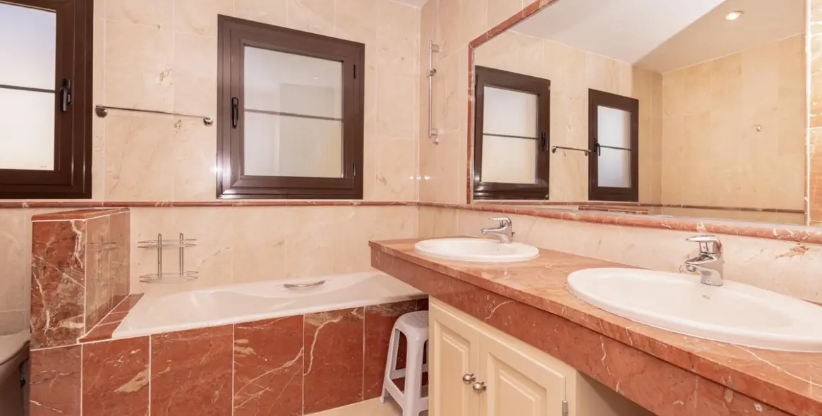 Venta de apartamento en planta media en Hacienda del Sol 15