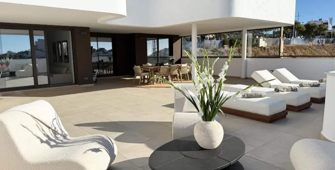 Sale of middle floor apartment in Estepona 1