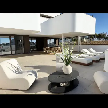 Sale of middle floor apartment in Estepona