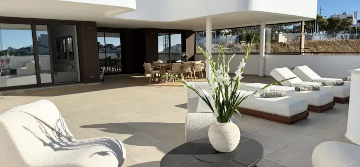 Sale of middle floor apartment in Estepona 0