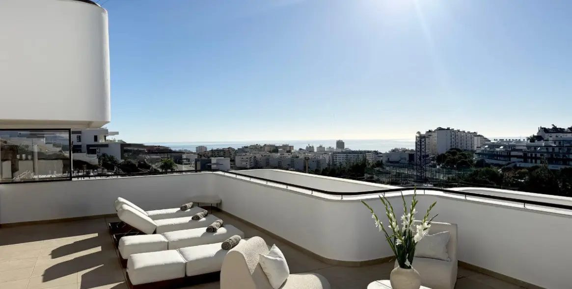 Sale of middle floor apartment in Estepona 2