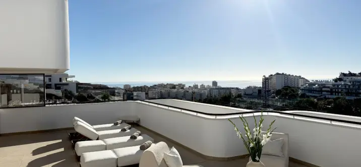 Sale of middle floor apartment in Estepona 1