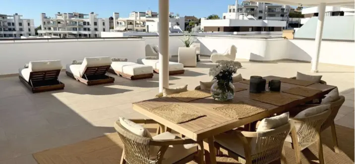 Sale of middle floor apartment in Estepona 2