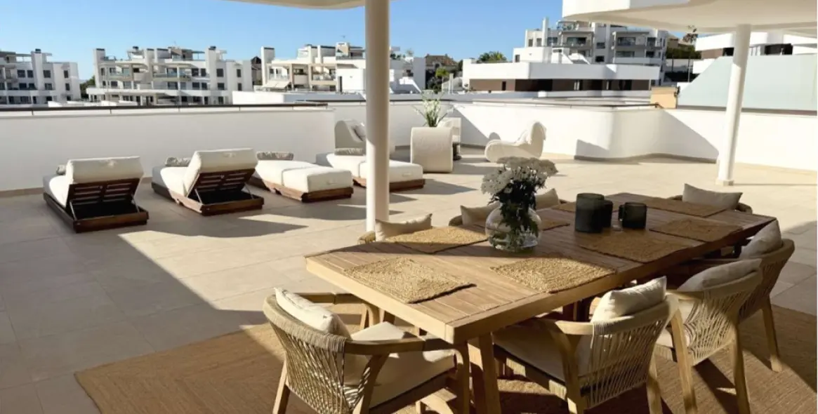 Venta de apartamento en planta media en Estepona 1