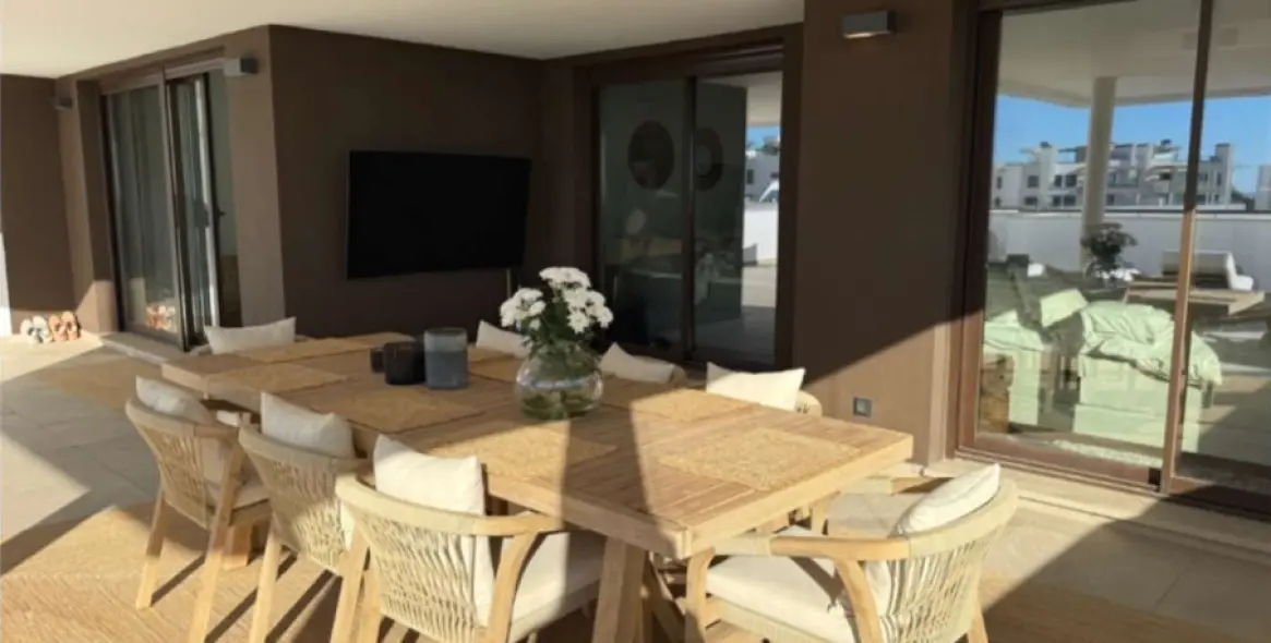 Venta de apartamento en planta media en Estepona 2