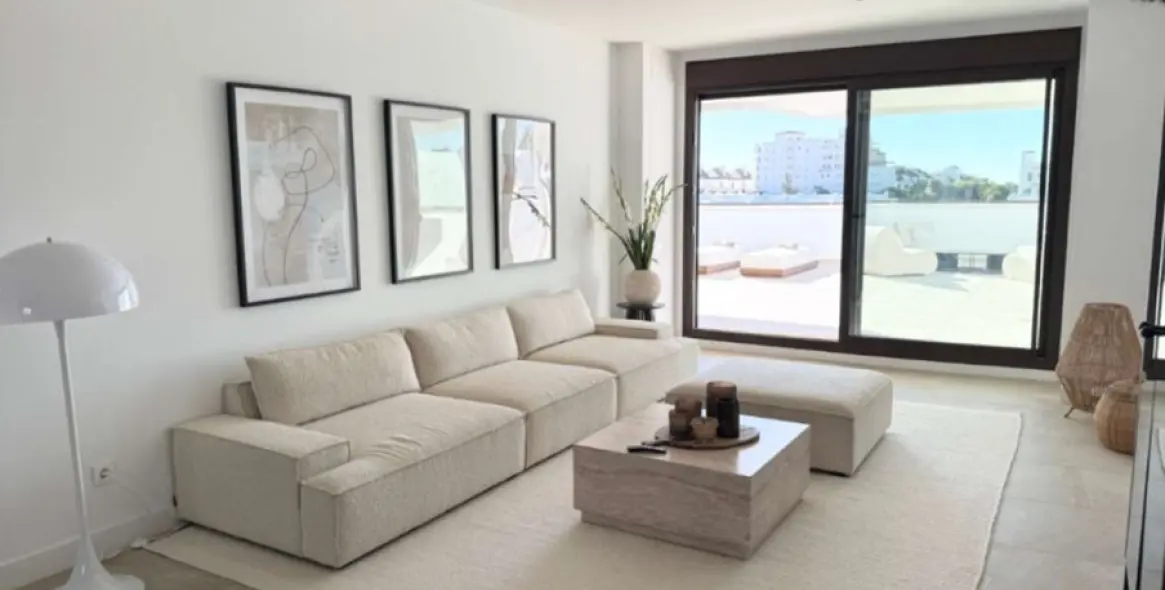 Venta de apartamento en planta media en Estepona 3
