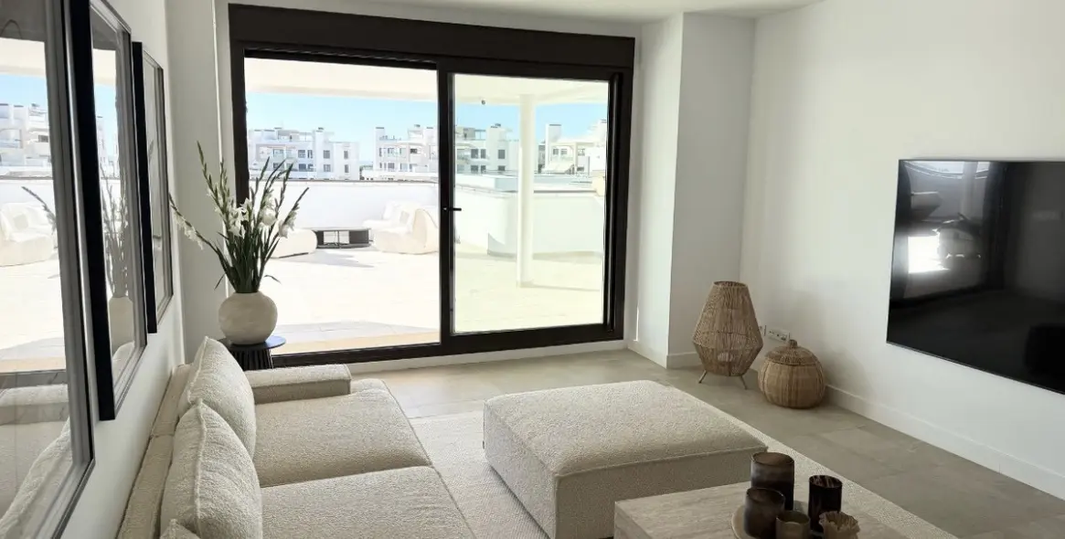 Venta de apartamento en planta media en Estepona 4