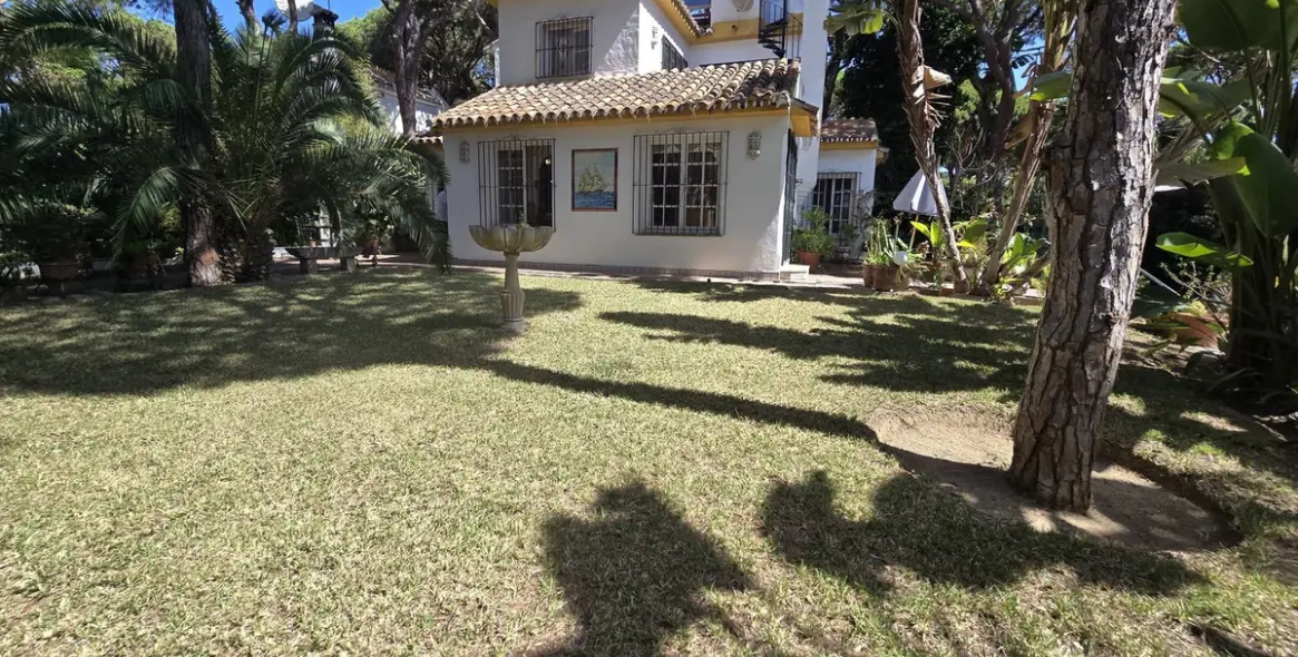 Sale of detached villa in Calahonda 1