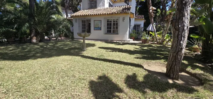 Venta de villa independiente en Calahonda 0