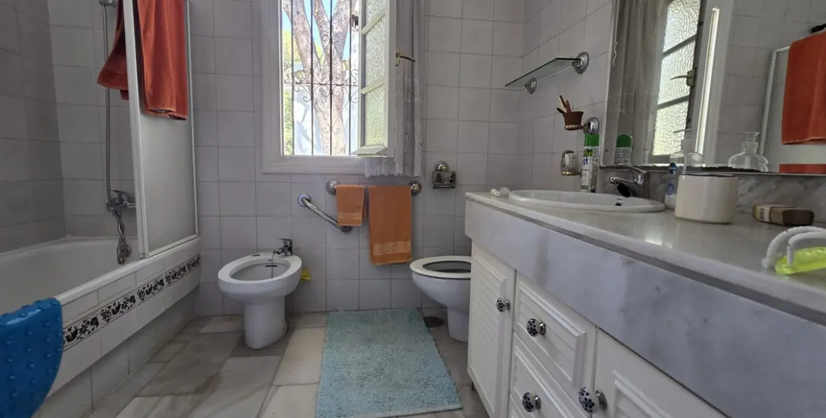 Sale of detached villa in Calahonda 9