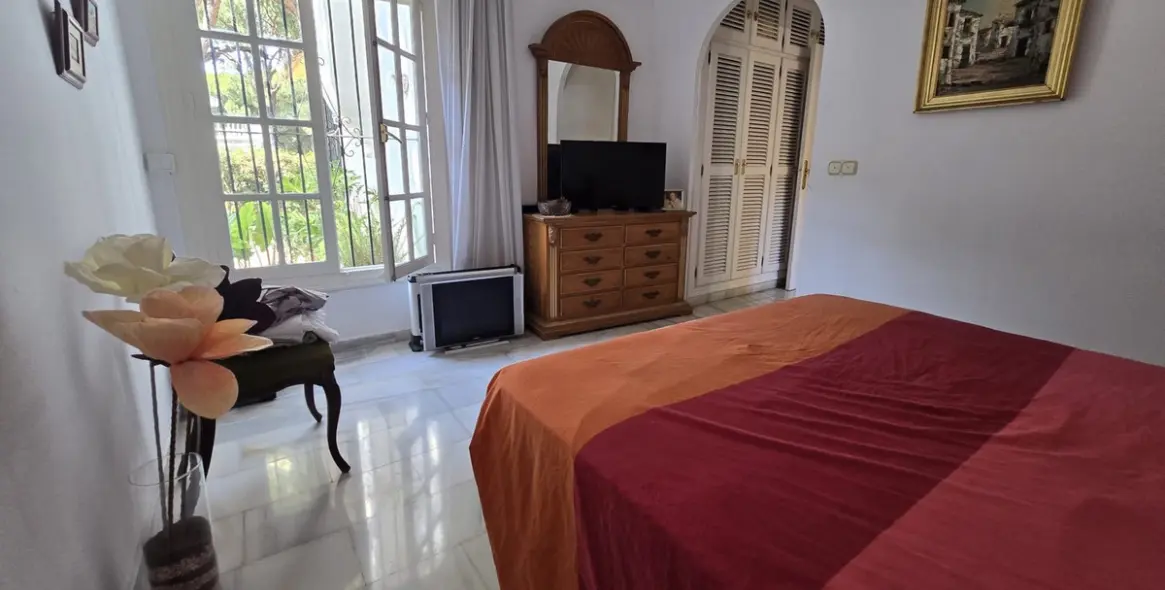 Sale of detached villa in Calahonda 13