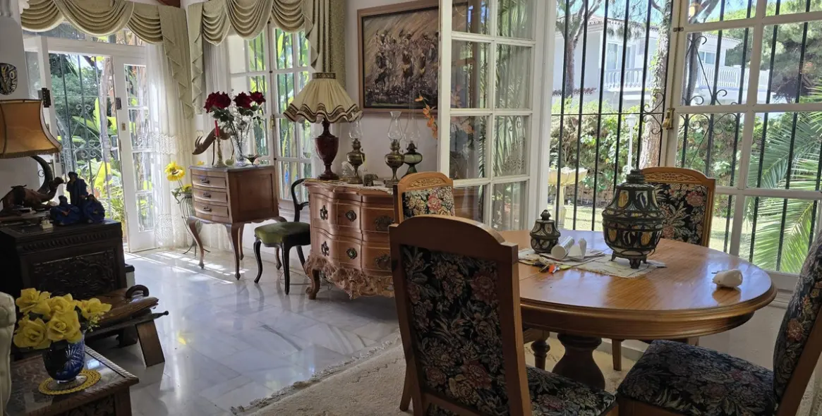 Sale of detached villa in Calahonda 15