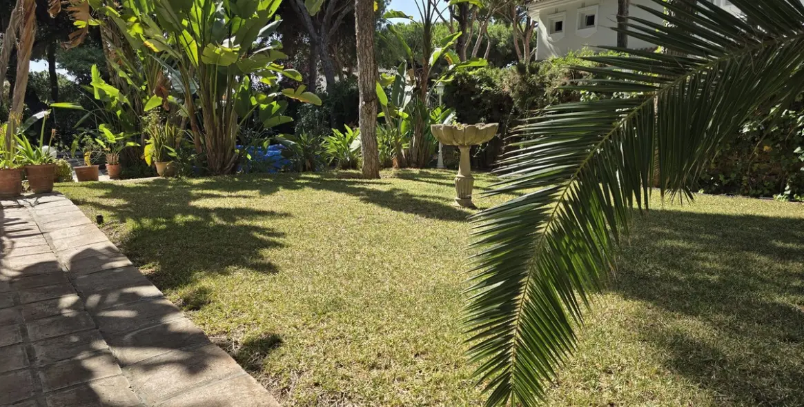 Sale of detached villa in Calahonda 21