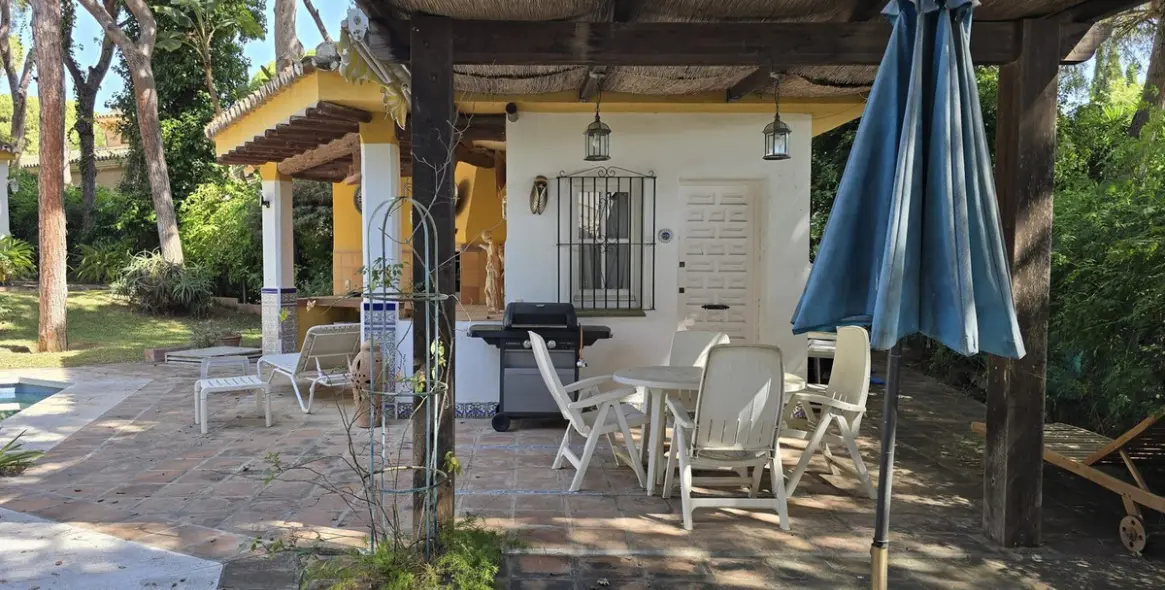Sale of detached villa in Calahonda 23