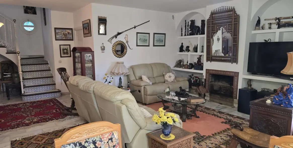 Sale of detached villa in Calahonda 27