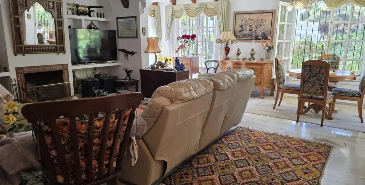 Sale of detached villa in Calahonda 30