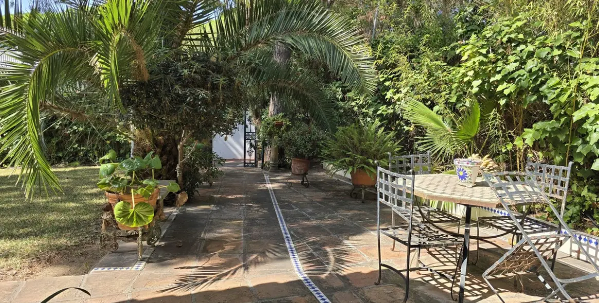 Sale of detached villa in Calahonda 34